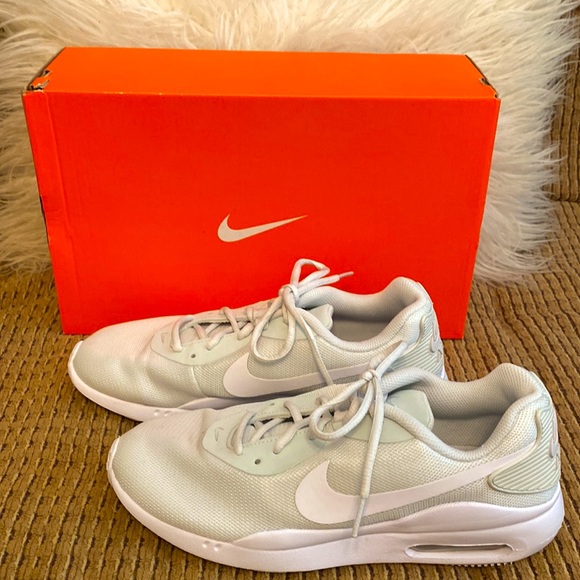 Woman’s Nike Revolution 4 Running Shoes! - Picture 2 of 6